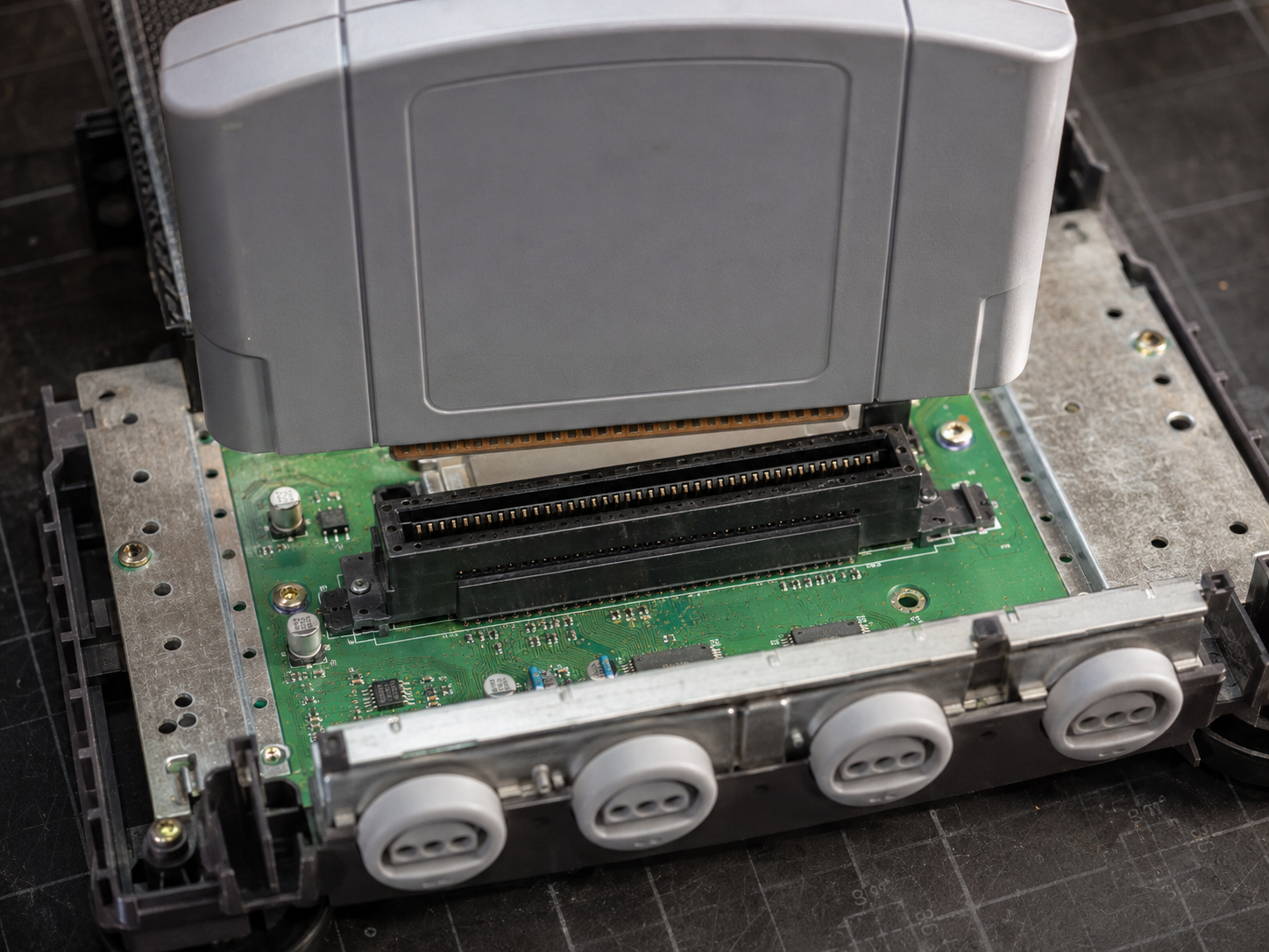 Revisión del conector de cartuchos de una Nintendo 64
